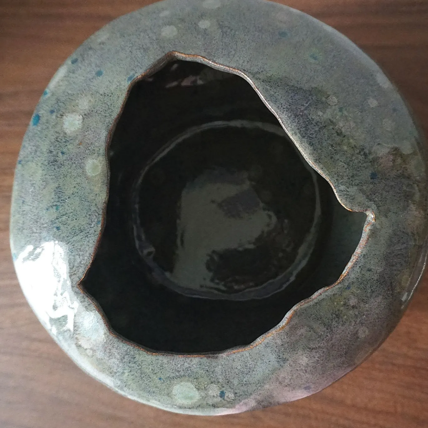 Vaso Spore in ceramica smaltata verde con macchie