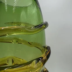 Vaso Torciglione in vetro di Murano verde e ambra con base in vetro nero