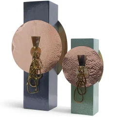 Vaso Totem 1C in ceramica azzurro chiaro con dettagli metallici