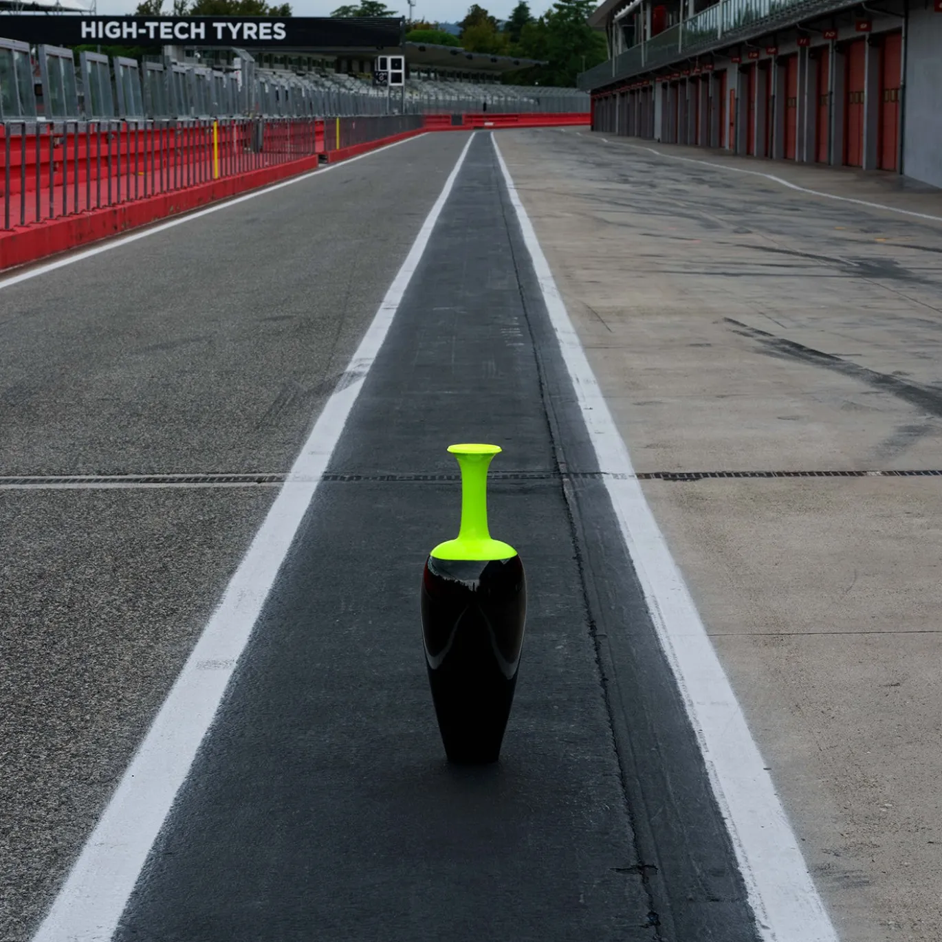 Vaso Velocità Pura in ceramica giallo fluo e nero intenso
