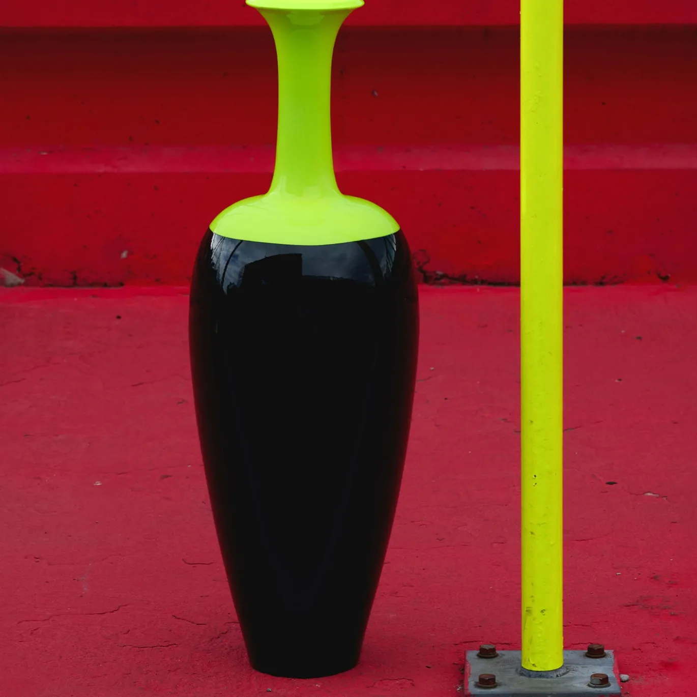 Vaso Velocità Pura in ceramica giallo fluo e nero intenso