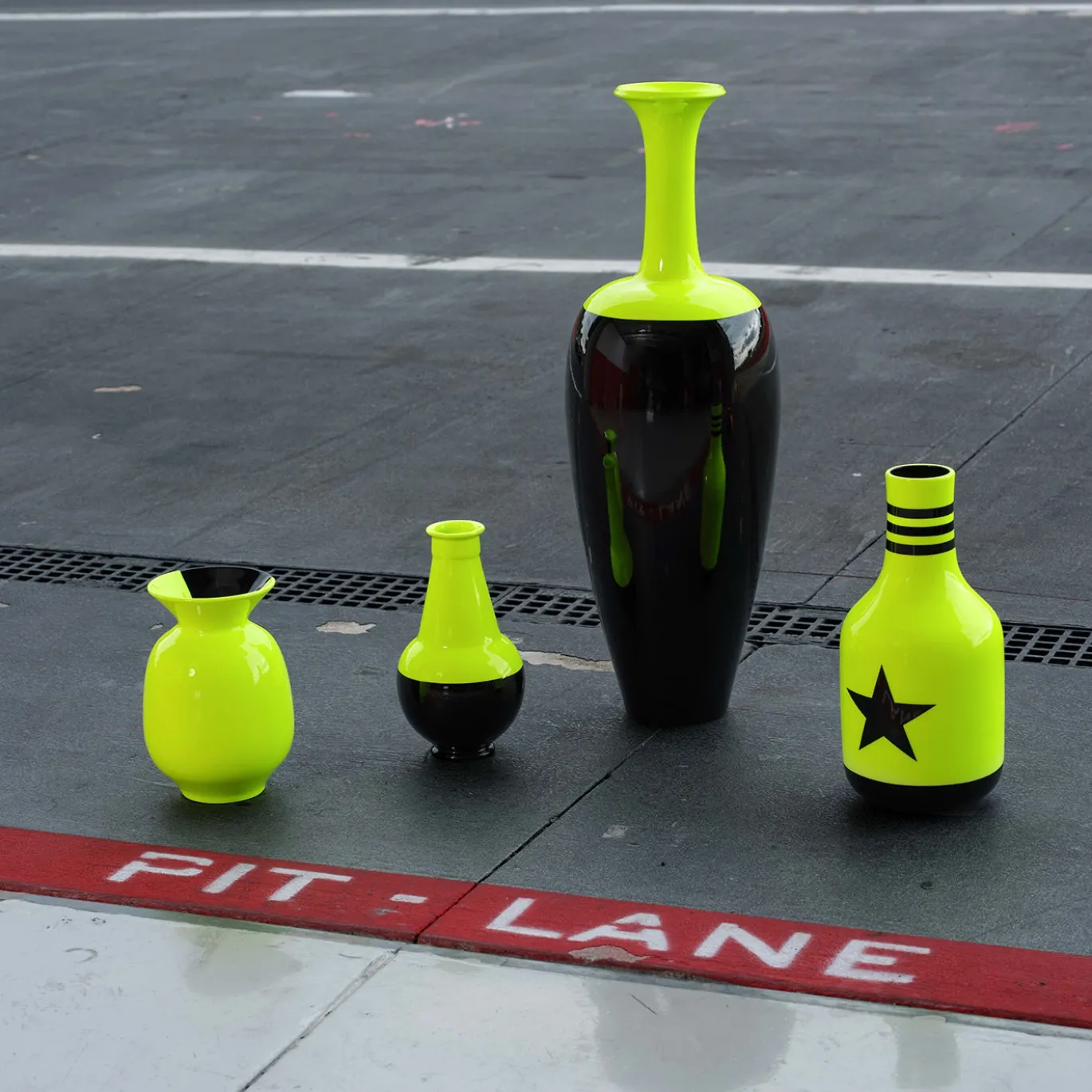 Vaso Velocità Pura in ceramica giallo fluo e nero intenso