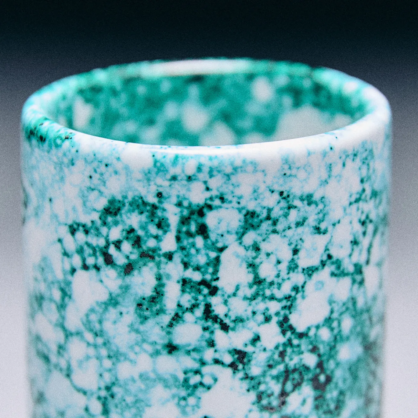 Vaso Venere piccolo in ceramica smaltata verde ramina