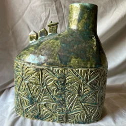 Vaso Versante Silenzioso in Ceramica Verde della Collezione Micromondo