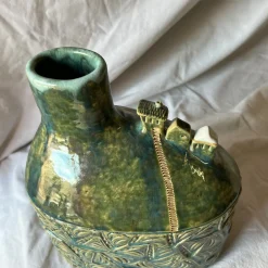 Vaso Versante Silenzioso in Ceramica Verde della Collezione Micromondo