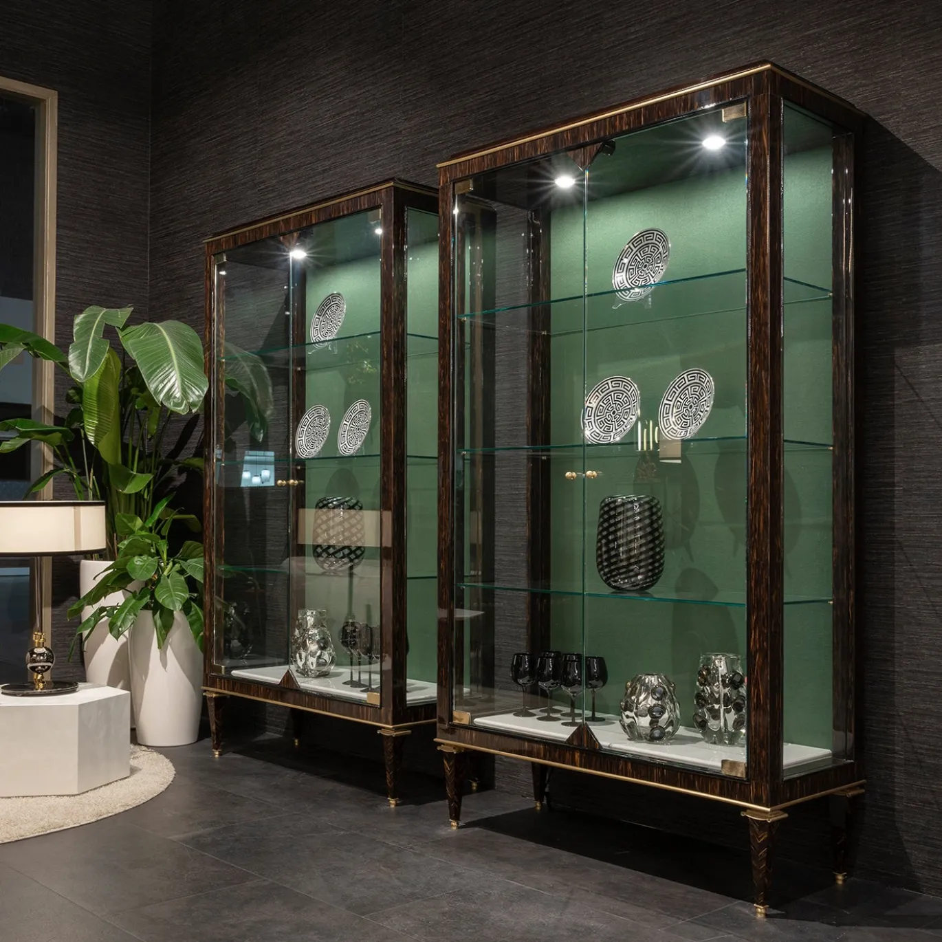 Vetrina in legno di palma con finiture in ottone e pannello interno verde